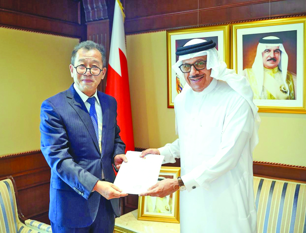 <p>Foreign Minister Dr Abdullatif Al Zayani received Chinese Ambassador Ni Ruchi.</p><p>They reviewed the close relations and bilateral co-operation between both countries and commended the continued growth and development of these relations across various domains.</p><p>The meeting also included an exchange of views on regional developments and current issues, particularly the repercussions of the closure of the Strait of Hormuz in addition to issues of mutual interest.</p>